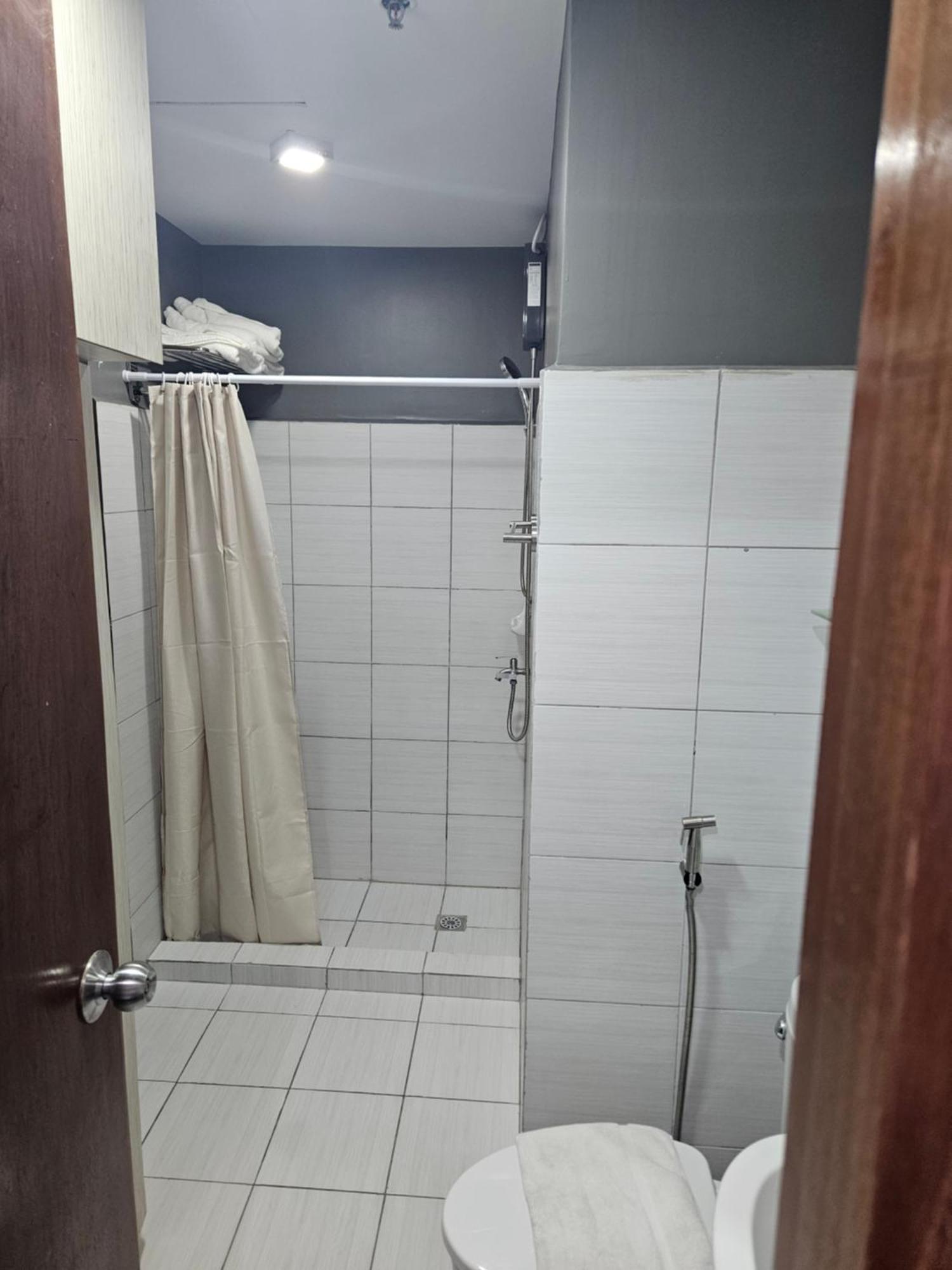 2-Bedroom Boutique City Condo - Newly Renovated! Cebu Esterno foto